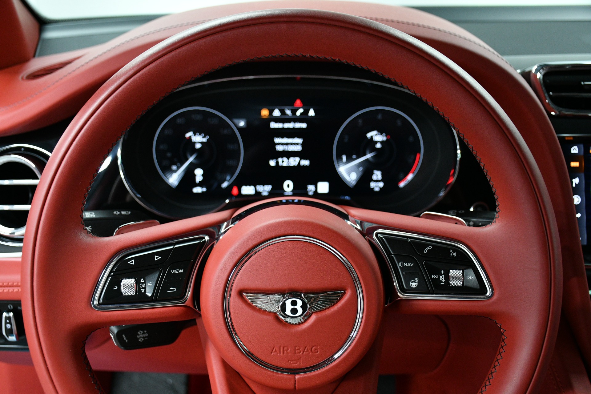 2022 Bentley Bentayga V8 photo 22