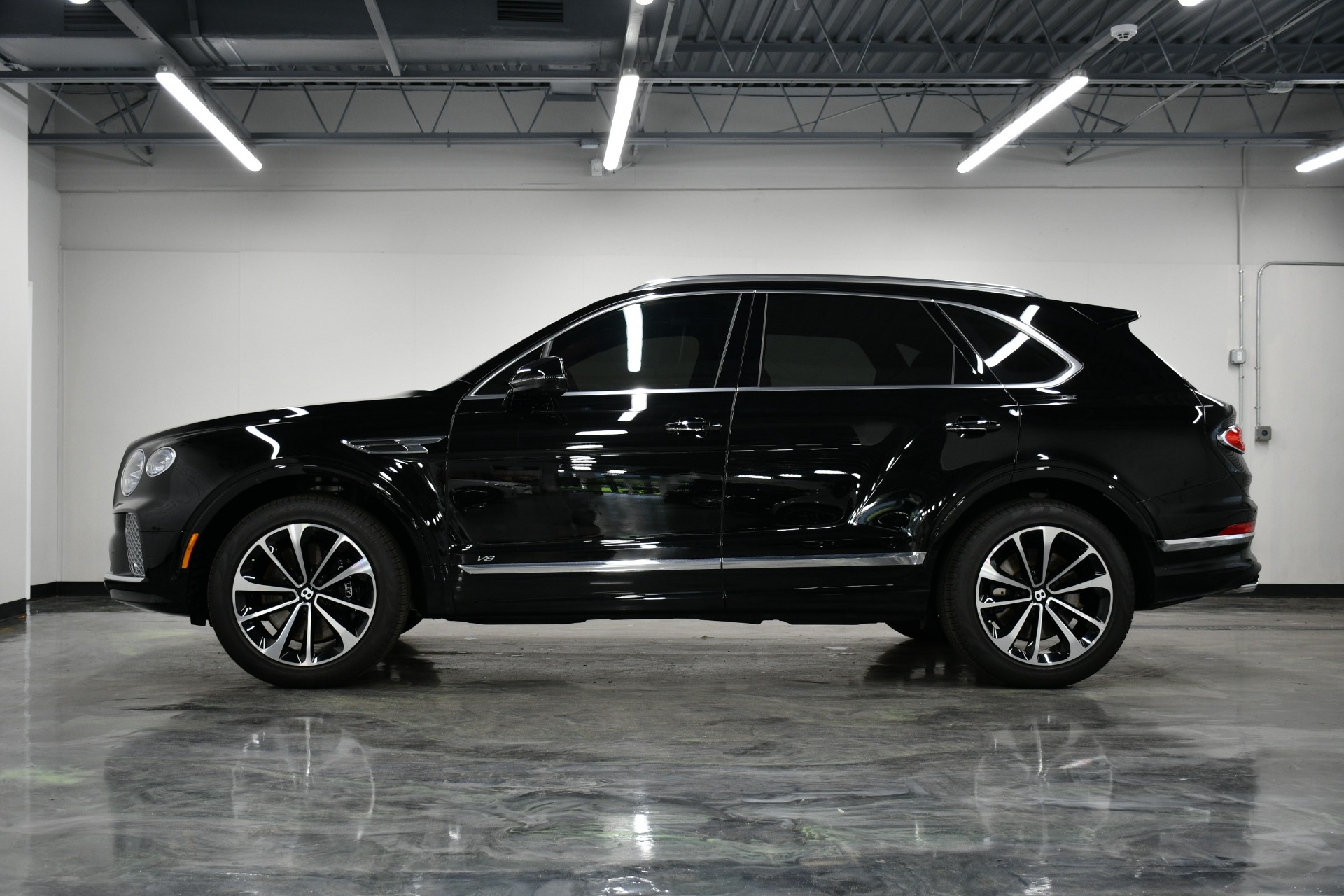 2022 Bentley Bentayga V8 photo 2