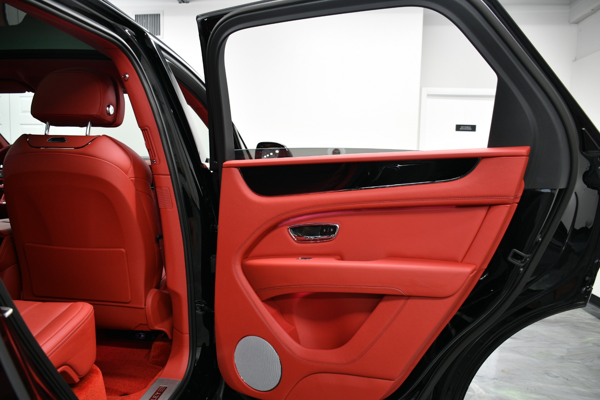 2022 Bentley Bentayga V8 photo 37